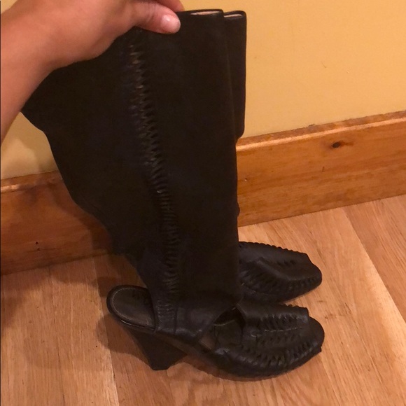 Shoes - Picture 2 of 7